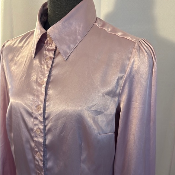 Vintage fitted Lavender Satin Blouse with incredible cuff, button detail. - Picture 2 of 11